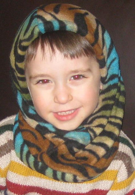 The boys need their own balaclavas so they quit stealing their dad's! Easy looking tutorial. Fleece Accessories, Fleece Diy, Fleece Hat Pattern, Fleece Sewing Projects, Fleece Balaclava, Fleece Projects, Neck Gator, Face Mas, Sewing Hats