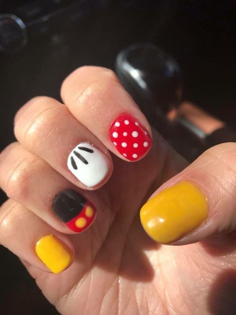 Disney Toenail Designs, Disney Nail Ideas Acrylic, Disney Cruise Nail Ideas, Disney Nails For Kids, Kids Disney Nails, Disney Toe Nail Designs, Disney Nails 2022, Easy Disney Nails, Disney Nails Short