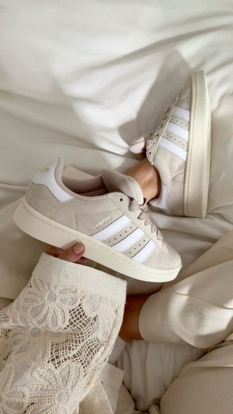 Aesthetic Addidas Shoes, Aethstetic Shoes, White Shoes Aesthetic, Shoes Ideas For Women, Shoes Pics, Shoes Basic, Adidas Campus Shoes, Campus Shoes, Beige Adidas