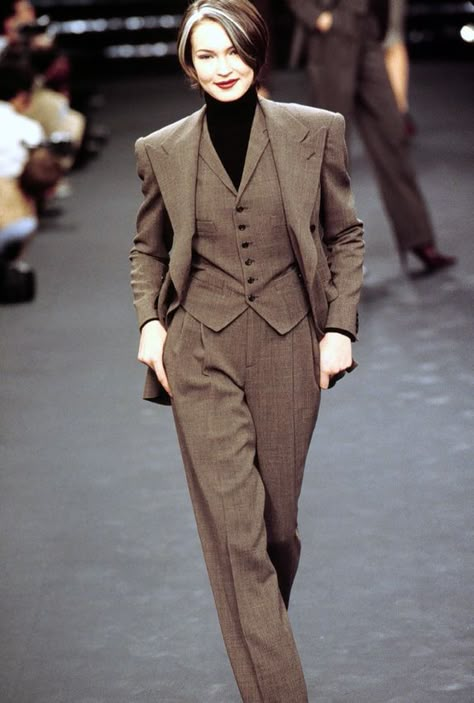 90s Women Suit, Old Money High Fashion, Ralph Lauren Suits Women, Ralph Lauren 90s Runway, 90s Suits Women, Ralph Lauren 1995, 80s Office Fashion, Winter Outfits 90s, 80s Powersuit