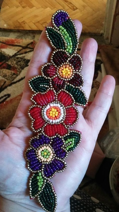 Seed Bead Tutorials, Bead Flowers, Beaded Flowers Patterns, Beadwork Embroidery, Motifs Perler, Bead Sewing, Beaded Jewlery, Bead Embroidery Patterns, Pola Kristik