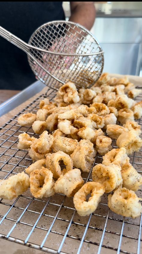 Breaded Calamari Rings, Best Fried Calamari Recipe, Fried Calamari Recipe Easy, Fried Squid Recipes, Homemade Calamari, Calamari Rings Recipe, Air Fryer Calamari, Fried Calamari Recipe, Cooking Calamari