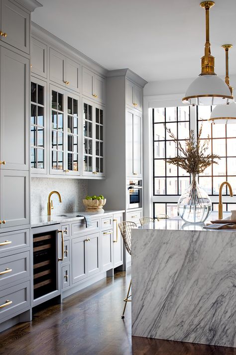 Gold Kitchen Hardware, White Marble Kitchen, Grey Kitchen Designs, Grey Kitchen Cabinets, Grey Kitchens, Interior Modern, Kitchen Inspiration Design, Kitchen Marble, Kitchen Trends