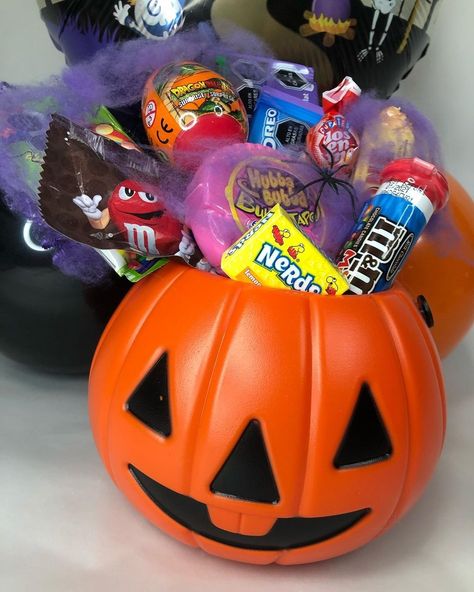 Bae Gift, Candy Baskets, Boo Baskets, Halloween Gift Baskets, Dulces Halloween, Candy Bouquets, Halloween Baskets, Candy Halloween, Halloween Sweets