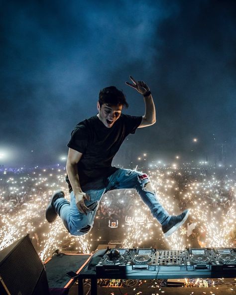 Martin Garrix 🎧 Rave Photography, Tomorrowland Festival, Aesthetic Hearts, Gabrielle Aplin, Dj Techno, High On Life, Electronic Music Festival, Dj Art, Gift Tree