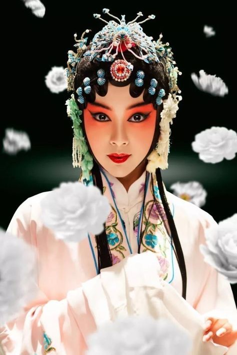 Chinese Culture Art, Chinese Opera Mask, Opera Mask, Beijing Opera, Human Photography, Chinese Opera, Chinese Art Painting, Japan Girl, Asian Makeup