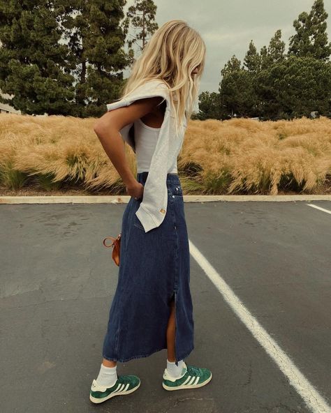 Halley Elefante on Instagram: “I, for one, am thrilled about the denim maxi skirt comeback.” Salty Blonde Style, Long Denim Skirt Outfit, Rome Outfits, Skirt Outfit Summer, Salty Blonde, Denim Skirt Outfits, Long Denim Skirt, Denim Maxi, Denim Maxi Skirt