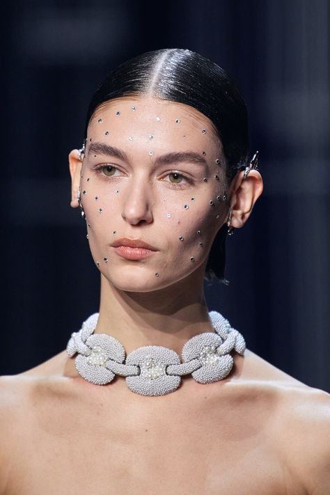 Fendi Spring 2022 Couture Collection | Vogue Fendi Spring 2022, Fashion Show Makeup, Dior Fashion Show, 2022 Couture, Runway Jewelry, Runway Gowns, Kim Jones, Palau, Couture Collection