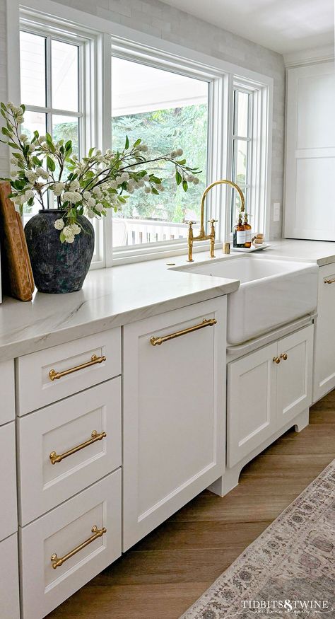 White Kitchen With Drawers, White Kitchens With Gold Accents, Traditional Interior Kitchen, White Kitchen Brushed Gold Hardware, Gold Cabinet Handles Kitchen, Bright White Kitchen Cabinets, Vintage European Kitchen, Italian Home Decor Modern, Brass Kitchen Hardware White Cabinets