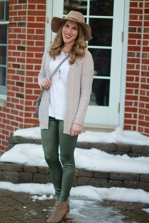 Khaki Leggings Outfit Winter, What To Wear With Olive Green Leggings, Olive Leggings Outfit Fall, Green Jegging Outfit, Green Leggings Outfit Fall, Sage Leggings Outfit, Grey Cardigan Outfit Winter, Green Legging Outfits, Army Green Leggings Outfit