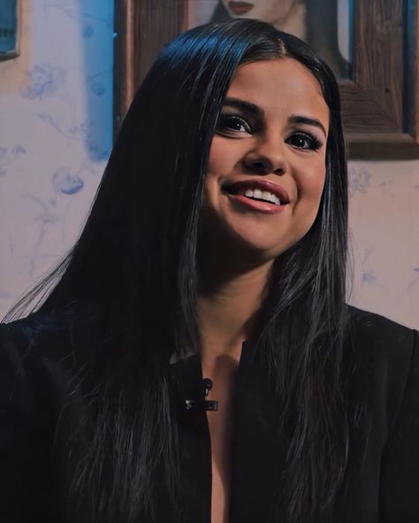 352 Likes, 6 Comments - VIBELIKEGOMEZ ♛♡ (@vibelikegomez) on Instagram: “The happier you are the more beautiful you become.” Selena Gomez Black Hair, Selena Gomez Hair Long, Red Emoji, Selena Gomez Pictures, Selena G, Marie Gomez, Long Black Hair, Hollywood Celebrities, Famous Faces