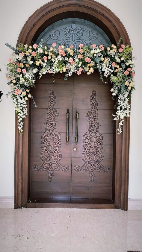 Door Flower Decoration Wedding, Door Decorations Wedding Entrance Flower, Hall Flower Decoration, Flower Decor Entrance, Home Gate Decorations Wedding, Engagement Door Decorations, Indian Home Engagement Decor, Entrance Door Design Wedding, Main Gate Flower Decoration