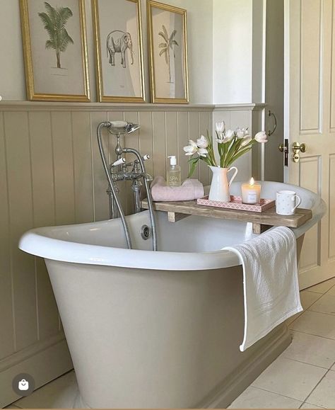 Cottage Style Bathrooms, Cottage Bathroom Ideas, Tongue And Groove Panelling, Pretty Bathrooms, Cottage Bathroom, Wall Panelling, Country Bathroom, Bathroom Inspiration Decor, Upstairs Bathrooms