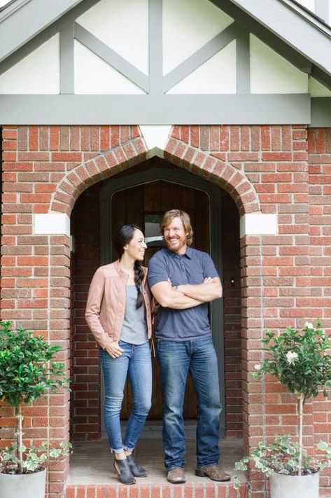 Chip and Joanna Gaines announce their latest project — a beautifully restored colonial style home that will open as a vacation rental property. Small Tudor Style Homes, Tudor Exterior Paint, Exterior House Brick, Tutor Style Homes, Fixer Upper Designs, Tudor House Exterior, Tudor Kitchen, House Brick, Joanna Gaines Style