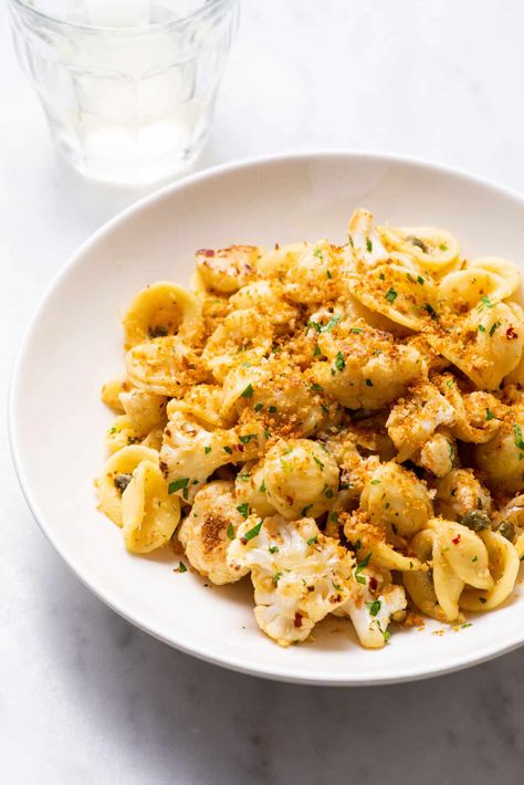 This pasta with cauliflower and fried breadcrumbs features lemon, capers, and nutritional yeast. Light and satisfying, takes just 35 minutes. thenewbaguette.com Cauliflower Pasta Recipes, Pasta With Cauliflower, Pasta Lemon, How To Cook Cauliflower, Cauliflower Pasta, Italian Diet, Dairy Free Pasta, Plant Based Recipes Dinner, Quinoa Rice