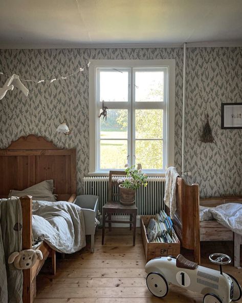 Vintage Toddler Rooms, Family Dates, Swedish Country House, Swedish Countryside, Country House Bedroom, Cottage House Interior, Scandinavian Kids Rooms, My Scandinavian Home, Swedish Cottage