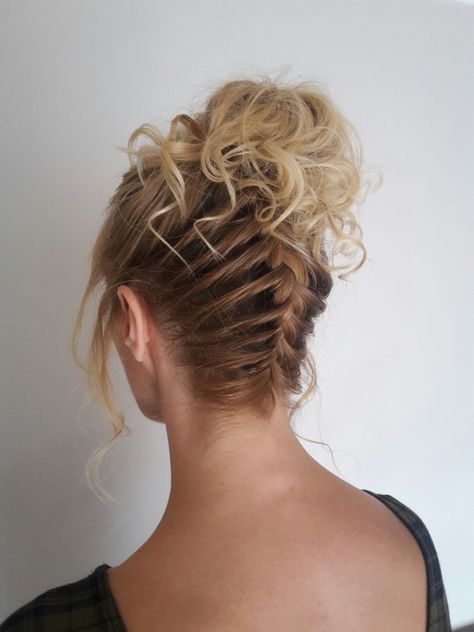 Upside downbraid #frenchbraid #curls #braidedupdo Upside French Braid, French Braid Upside Down, Under Braid Bun, Upside Down Braided Hairstyles, Upside Down Braid Updo, Hairstyles Dreads, Waterfall Braid Updo, Braid Updo Tutorial, Upside Down French Braid