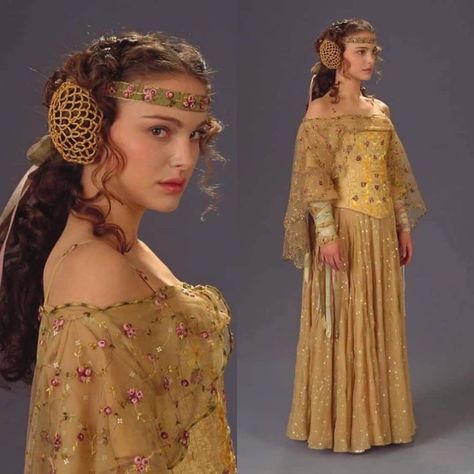 Padme Amidala from Star Wars Outfits Padme Amidala Outfits, Padme Costume, Star Wars Padme Amidala, Queen Amidala, Star Wars Padme, Les Benjamins, Star Wars Fashion, Padme Amidala, Star Wars Outfits