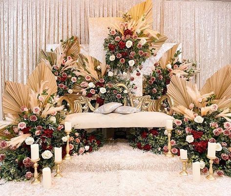 Classic Malay Wedding Theme, Malay Wedding Pelamin Simple, Malay Wedding Pelamin Rustic, Pelamin Rustic, Pelamin Cantik, Pelamin Nikah, Small Wedding Decor, Nikah Decor, Bride Groom Table