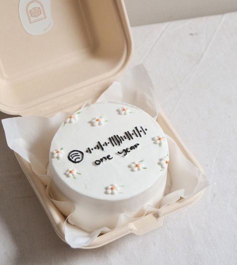 4inch Cake Design, Lunch Cake Ideas, Lunchbox Cake For Boyfriend, Aesthetic Lunchbox Cake, Birthday Lunchbox Cake, Lunchbox Cake Aesthetic, 4inch Cakes, Spotify Cake, Cake Birthday Korea Simple