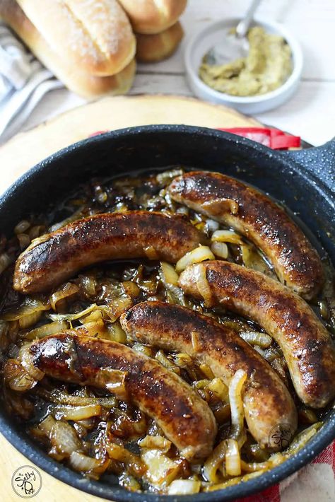 5 bratwurst sausages with onions in a cast iron skillet. Brats On The Stove, Bratwurst Dinner, How To Cook Bratwurst, Brats Recipe, Beer Brats Recipe, Cast Iron Skillet Recipes Dinner, Brat Sausage, How To Cook Brats, Brats Recipes