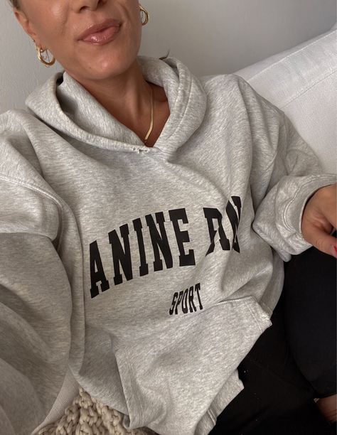 fall look, oversized grey sweatshirt, anine bing, fashion blogger, fall outfit, athleisure look Athleisure Leggings Outfit, Bing Sweatshirt Outfit, Leggings Outfit Hoodie, Anine Bing Sweatshirt, Athleisure Winter, Cozy Things, Athleisure Leggings, Sweatshirt Outfit, Anine Bing