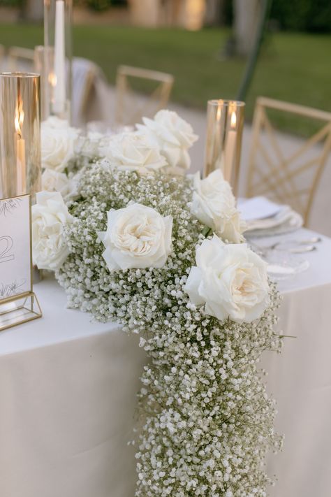 Rose Wedding Decor, White Rose Centerpieces, Rose Centerpieces Wedding, Married In Italy, Weddings In Italy, White Roses Wedding, Tafel Decor, Rose Centerpieces, Bridal Table