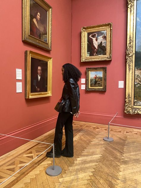 #outfitideas #leatherjacketoutfit #museum #blackgirlmagic #blackgirloutfits #blackgirlaesthetic Art Museum Outfit Black Women, Hailey Character, Museum Fits, Museum Pose, Nyc Shoot, Gallery Outfit, Art Gallery Outfit, Museum Outfit, Museum Visit