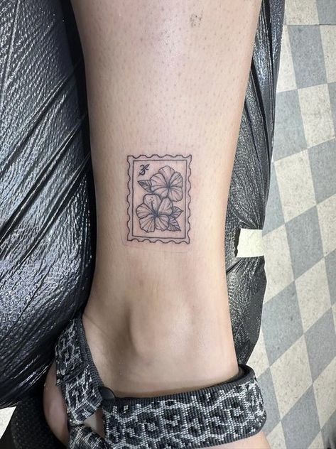 Island Floral Tattoo, Hawaii Hibiscus Tattoo, Korean Hibiscus Tattoo, Pink Hibiscus Flower Tattoo, Hibiscus Stamp Tattoo, Hibiscus Tattoo Placement, Hawaii State Flower Tattoo, Hibiscus Tattoo Minimalist, Indonesian Flower Tattoo