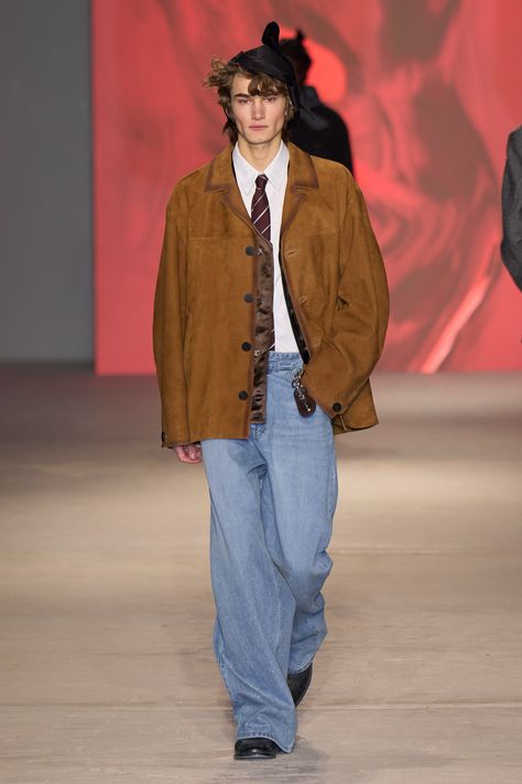 Wooyoungmi Fall 2024 Menswear https://www.vogue.com/fashion-shows/fall-2024-menswear/wooyoungmi/slideshow/collection#32 Brown And Blue Outfit, Necktie Outfit, 2024 Menswear, River Phoenix, Mens Workwear, Model Outfits, Streetwear Men, Menswear Fashion Show, Workwear Jacket