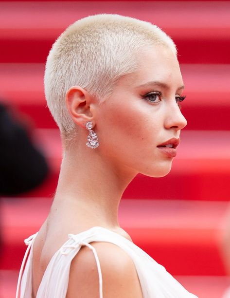 Buzzed Hair Women, Buzzcut Girl, Buzz Cut Women, Iris Law, Cannes Film Festival Red Carpet, Buzz Cut Hairstyles, Buzzed Hair, Shave Her Head, Bald Girl