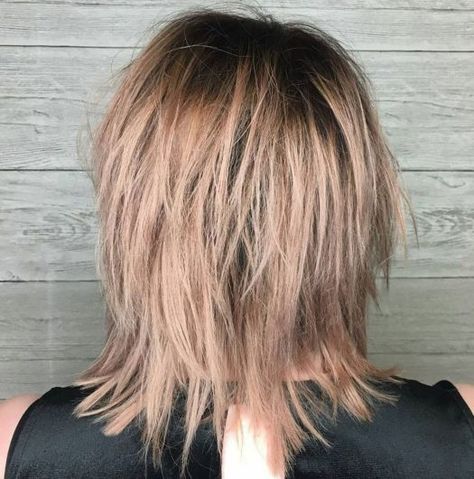 Shoulder-Grazing Flared Blonde Shag Heavy Layered Haircuts, Shaggy Bob For Fine Hair 2023, Medium Bronde, Bronde Shag, Blonde Shag, Medium Shaggy Hairstyles, Modern Shag Haircut, Modern Shag, Dunner Wordend Haar