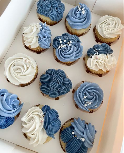 Cupcakes Decoration Blue And White, Blue Cupcake Decorations, Ombre Icing Cupcakes, Blue Cupcake Decorating Ideas, Light Blue And White Cupcakes, Blue White Cupcakes, Pastel Blue Cupcakes, Blue And White Cupcake Ideas, Blue Cupcakes Aesthetic