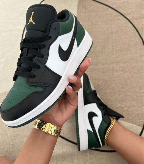 Green Jordans, Jordans Shoes, Nike Fashion Shoes, All Nike Shoes, Shoes Green, Shoe Inspo, Swag Shoes, Nike Shoes Women, Perfect Shoes