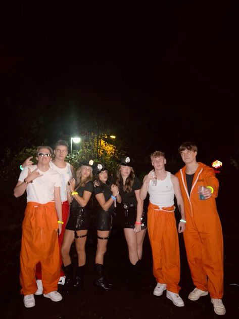 Group Customs Halloween, 4 Person Couple Costume, Cool Group Halloween Costumes, Group Costumes Boys And Girls Friends, Group Of 11 Halloween Costumes, Cops And Prisoner Costume Group, Group Couple Costume Ideas, Couple Group Halloween Costumes, Cops And Robbers Costume Group