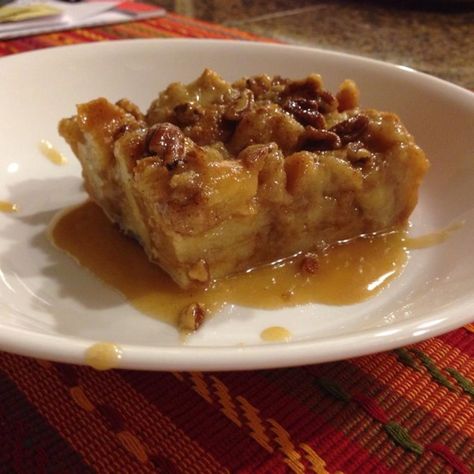 Bread Pudding with Praline Sauce | "OMG! I think I have died and gone to heaven eating this fantastic praline bread pudding! It is awesome! And it tastes great either hot or cold. It was so easy to make." #recipe #holidays #entertaining #mardigras Popular Thanksgiving Desserts, Praline Sauce Recipe, Praline Bread Pudding, Mardi Gras Party Food, Bourbon Bread Pudding, Praline Sauce, Pear Bread, Roasted Pear, Bread Pudding Recipe