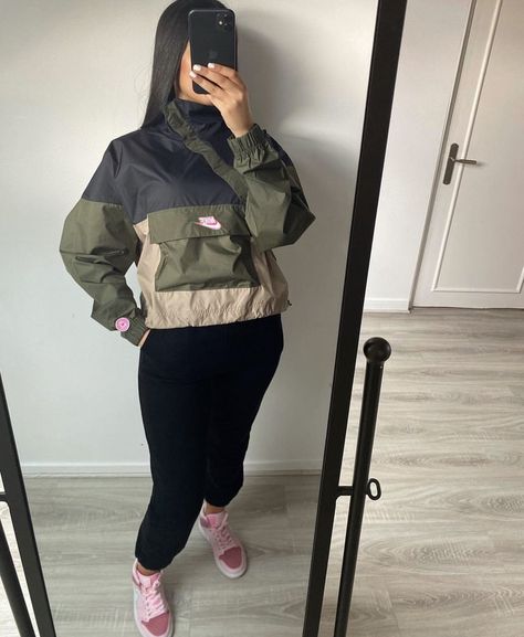 Nike Windbreaker Outfit, Windbreaker Outfit, Nike Running Jacket, Outfit Nike, Respect Women, Muslimah Fashion Outfits, Nike Windbreaker, Winter Fits, Running Jacket