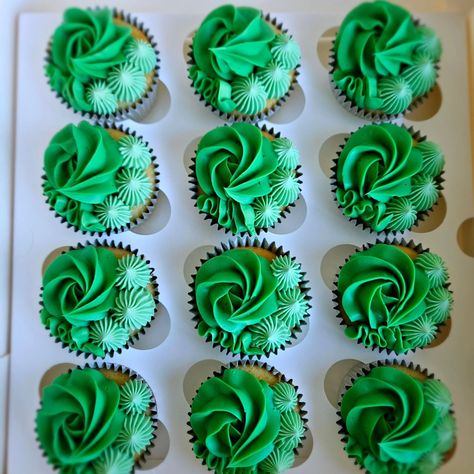 💚 cupcakes.. and make them green 💚 Blue And Green Cupcakes, Cupcakes Green, Green Cupcakes, End Of Year Party, Safe Family, Kid Cupcakes, White Cupcakes, Birthday Cupcakes, Blue And Green