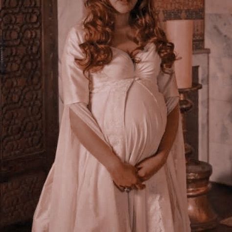 Pregnant Royal Aesthetic, Historical Dresses Aesthetic, Pregnant Medieval Woman, Pregnant Princess Aesthetic, Medieval Pregnancy Aesthetic, Pregnant Warrior, Fantasy Pregnant, Pregnant Woman Aesthetic, Pregnant Queen