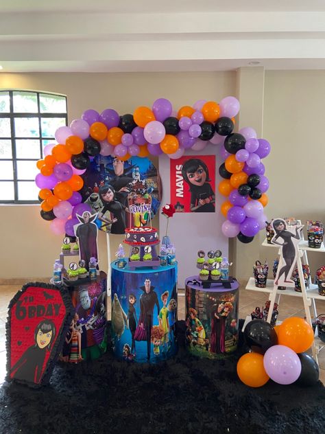 Festa Hotel Transylvania, Hotel Transylvania, 2nd Birthday Parties, 2nd Birthday, Halloween Wreath, First Birthdays, Birthday Party, Hotel, Halloween