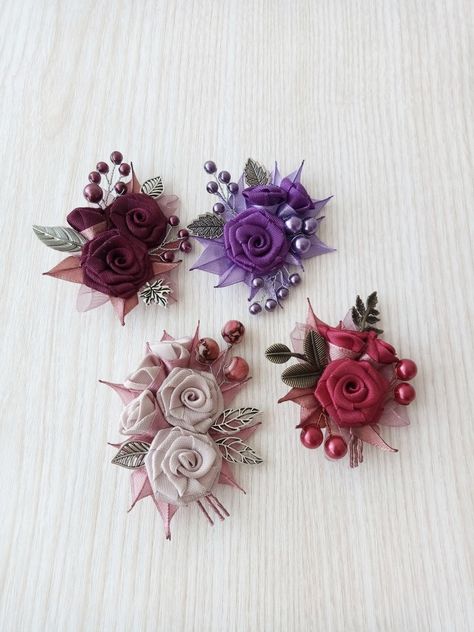 Riben Flower, Flower Saree, Saree Brooch, Brooch Boutonniere, Bouquet Ribbon, Embroidery Accessories, Satin Ribbon Flowers, Fabric Flower Tutorial, Ribbon Bouquet