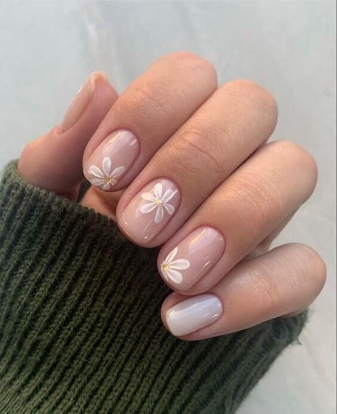 The top spring nails, spring nail art, and spring nail designs to copy British Manicure, April Nails, Subtle Nails, Daisy Nails, Simple Gel Nails, Her Nails, Cute Gel Nails, Beauty Inspo, Short Acrylic Nails Designs