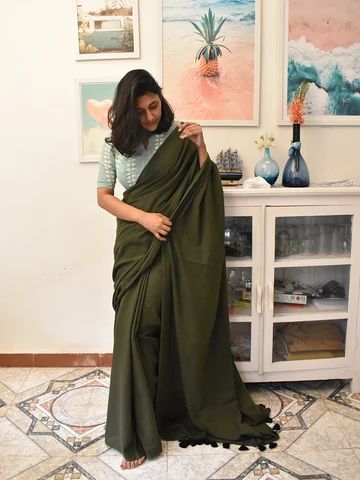 Plain Cotton Saree, Saree Model, Saree Blouse Styles, Cotton Saree Blouse Designs, Model Blouse, Cotton Saree Blouse, Green Plain, Indian Saree Blouse, Indian Saree Blouses Designs