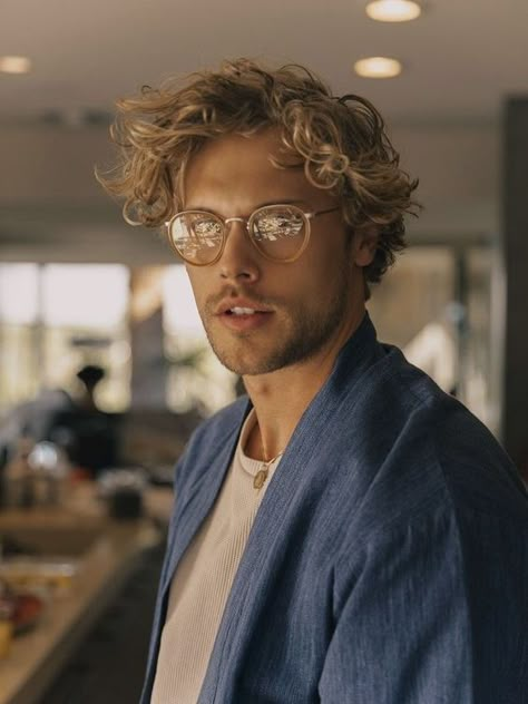 Curly haired man wearing hipster glasses Christopher Mason, Hair And Glasses, Men's Curly Hairstyles, Hipster Glasses, Men Haircut Curly Hair, Wavy Hair Men, Blonde Haircuts, Blonde Curly Hair, Medium Curly Hair Styles