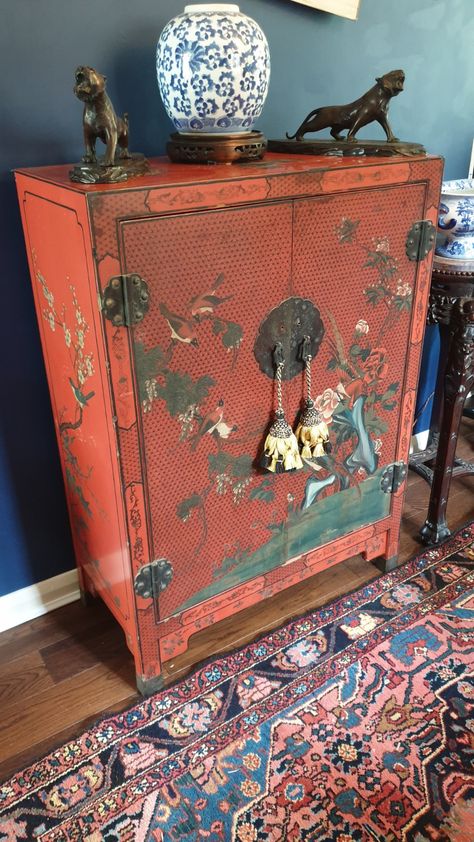 Vintage Chinese Interior Design, Chinese Inspired Home Decor, Chinoiserie Painted Furniture, Antique Asian Furniture, Vintage Chinese Furniture, Chinese Antique Furniture, Chinese Cabinet Living Room, Chinese Furniture Living Room, Chinese Room Decor