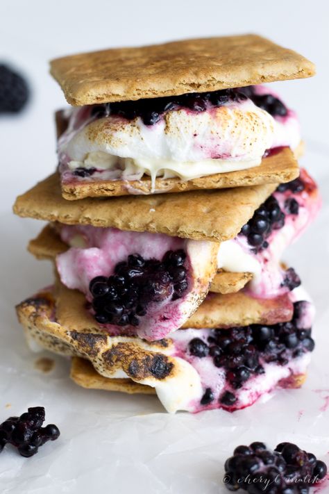 Blackberry White Chocolate Smores - 40 Aprons White Chocolate Smores, Chocolate Smores, Champagne Cupcakes, Smore Recipes, Slow Cooker Desserts, Recipe Cookbook, Ice Cream Sandwiches, Velvet Cupcakes, Fine Living