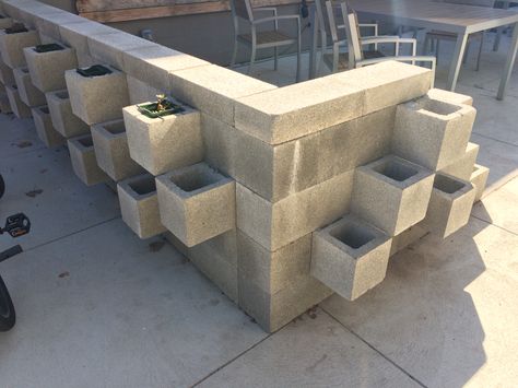 Cinder Block Yard Ideas, Cinder Block Fence Ideas, Cinder Block Ideas, Cinder Block Garden Wall, Cinderblock Wall, Block Furniture, Cinder Block Furniture, Compound Wall Design, Cinder Block Garden