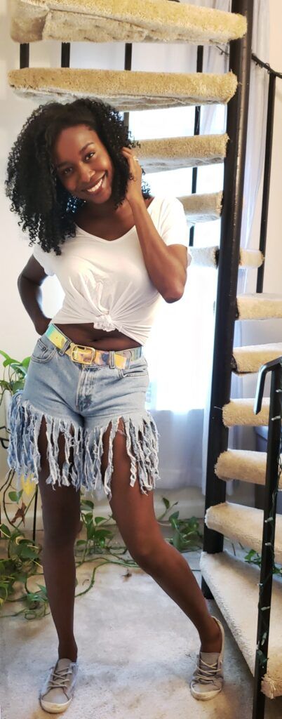 Diy Fringe Shorts Jeans, Diy Fringe Jeans, How To Cut Fringe, Jean Shorts Long, Diamonds Outfit, Fringe Jean Shorts, Fringe Bottom Jeans, Diy Denim Shorts, Fringe Diy