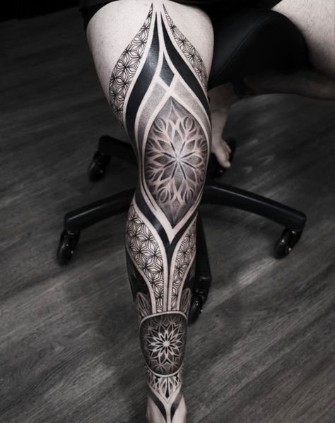 Geometric Mandala Leg Tattoo, Back Knee Tattoo, Geometric Leg Tattoo, Geometric Tattoo Leg Sleeve, Rose Gold Tattoo, Geometric Tattoo Leg, Geometric Tattoo Sleeve Designs, Blackout Tattoo, Muster Tattoos