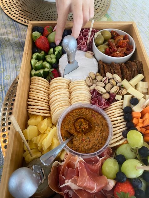 Cucumber, salami, carrots, nuts, crackers, biscuits, ham, grapes, strawberries, cheese sticks, cheese knife, dip, bluberries, healthy crackers Healthy Crackers, Food Platter, Cheese Sticks, Cheese Knife, Cheese Platters, Food Platters, Ham And Cheese, Baby Food, Baby Food Recipes